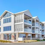 \'Moana Wave\' A Marvellous Beachfront Residence